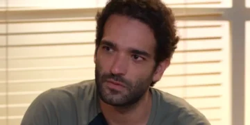 Afonso com olhar de raiva e tristeza em cena de Vale Tudo.