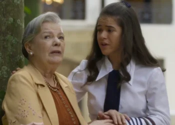 Arlete (Bete Mendes) e Bia (Maisa Silva) em Garota do Momento (Foto: Reprodução/TV Globo)