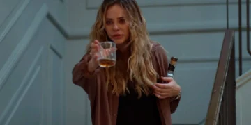 Heleninha (Paolla Oliveira) fica bêbada novamente em Vale Tudo (Foto: Fábio Rocha/TV Globo)