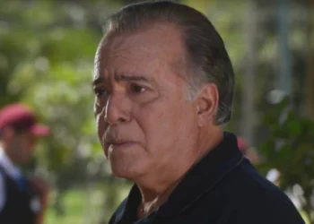 Morre? Jacques corta os freios do carro de Abel com um canivete e faz o veículo cair no fundo do mar