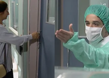 Dalva se aproxima da incubadora para matar a filha de Joyce, mas é surpreendida por um médico: “Não pode entrar aí”