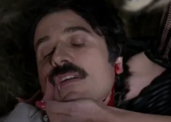 Ernesto (Eriberto Leão) em seu desfecho no último capítulo de Eta Mundo Bom (Foto: Reprodução/TV Globo)