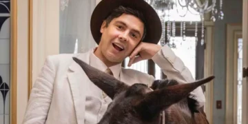 Candinho (Sergio Guizé) em Eta Mundo Melhor (Foto: Fábio Rocha/TV Globo)