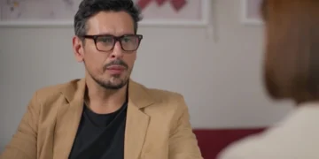 Renato (João Vicente de Castro) e Solange (Alice Wegmann) em Vale Tudo (Foto: Reprodução/TV Globo)