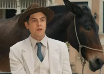 Candinho (Sergio Guizé) e Policarpo em Êta Mundo Melhor (Foto: Reprodução/TV Globo)