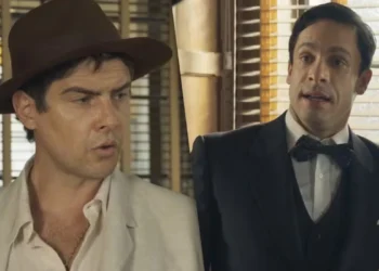 Candinho (Sergio Guizé) dá flagra em Celso (Rainer Cadete) em Êta Mundo Melhor (Foto: Reprodução/TV Globo)