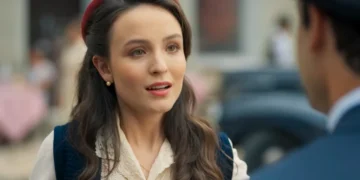 Estela (Larissa Manoela) dá flagra em Celso (Rainer Cadete) em Êta Mundo Melhor (Foto: Reprodução/TV Globo)