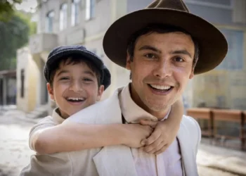 Candinho (Sergio Guizé) e Samir (Davi Malizia) em Êta Mundo Melhor (Foto: Fábio Rocha/TV Globo)
