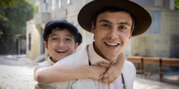 Candinho (Sergio Guizé) e Samir (Davi Malizia) em Êta Mundo Melhor (Foto: Fábio Rocha/TV Globo)