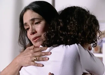 Helena explica a Joyce por que nunca contou que não era sua mãe biológica: “Tinha medo de que você se revoltasse”