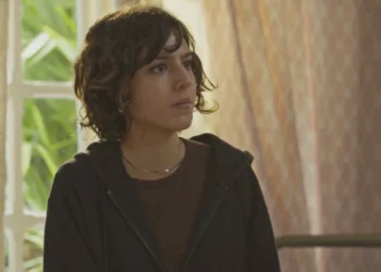Nina (Flora Camolese) em Dona de Mim (Foto: Reprodução/TV Globo)
