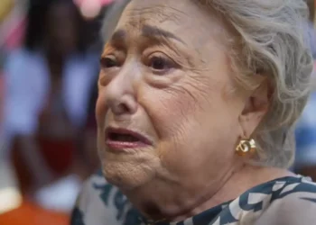Fragilizada, Rosa joga uma pá de terra sobre o caixão de Abel e se despede emocionada: “Só queria que meu filho fosse feliz”