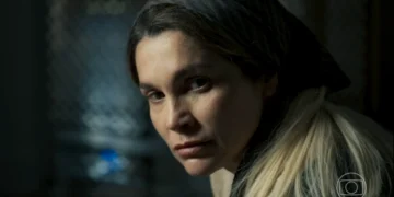 Sandra (Flávia Alessandra) em Êta Mundo Melhor (Foto: Reprodução/TV Globo)