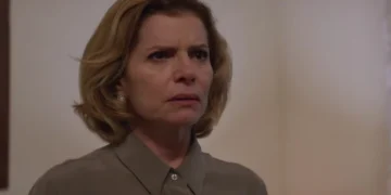 Odete (Débora Bloch) recebe encomenda misteriosa em Vale Tudo (Foto: Reprodução/TV Globo)