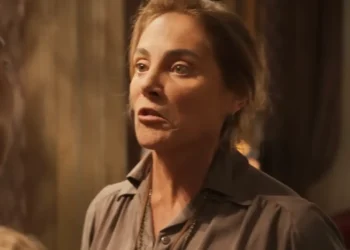 Êta Mundo Melhor: Zulma despeja álcool para incendiar escola, mas o fogo atinge sua roupa e ela clama por ajuda: “Socorro!”