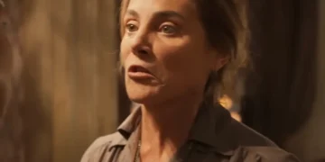 Êta Mundo Melhor: Zulma despeja álcool para incendiar escola, mas o fogo atinge sua roupa e ela clama por ajuda: “Socorro!”