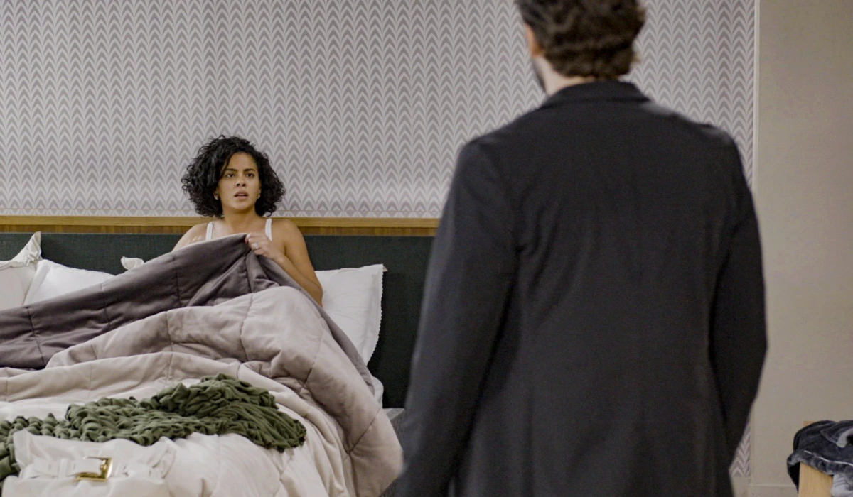 Fátima (Bella Campos) é flagrada na cama com César (Cauã Reymond) em Vale Tudo (Foto: Divulgação/TV Globo)