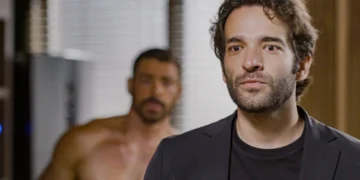 Afonso (Humberto Carrão) flagra Fátima (Bella Campos) na cama com César (Cauã Reymond) em Vale Tudo (Foto: Divulgação/TV Globo)