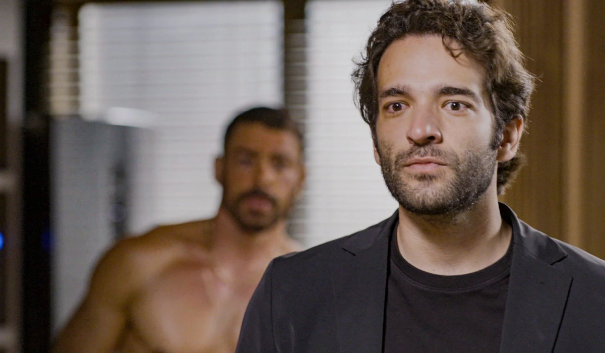 Afonso (Humberto Carrão) flagra Fátima (Bella Campos) na cama com César (Cauã Reymond) em Vale Tudo (Foto: Divulgação/TV Globo)