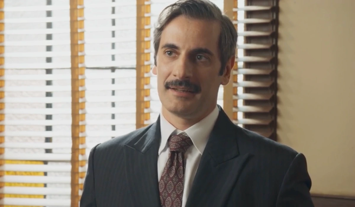 Araújo (Flávio Tolezani) em Êta Mundo Melhor (Foto: Reprodução/TV Globo)