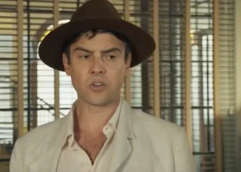 Candinho (Sergio Guizé) em Êta Mundo Melhor (Foto: Reprodução/TV Globo)