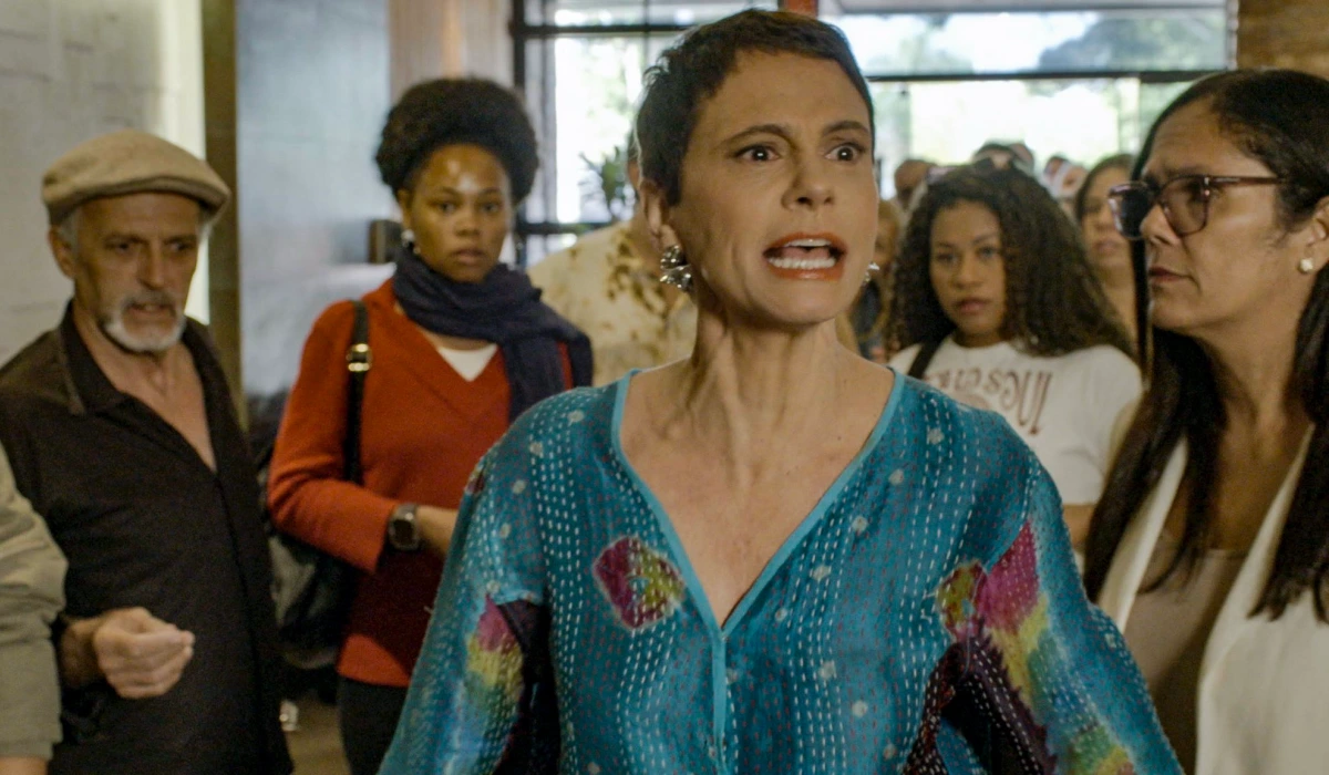 Celina (Malu Galli) impede que as pessoas comam a maionese envenenada em Vale Tudo (Foto: Divulgação/TV Globo)