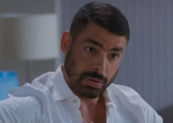 César é desmascarado no dia do seu casamento com Odete, e os convidados descobrem que ele roubou o quadro de Heleninha: “Ladrão!”