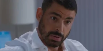 César é desmascarado no dia do seu casamento com Odete, e os convidados descobrem que ele roubou o quadro de Heleninha: “Ladrão!”