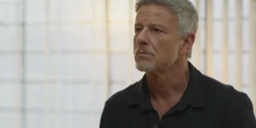 Jaques (Marcello Novaes) e Samuel (Juan Paiva) em Dona de Mim (Foto: Reprodução/TV Globo)