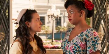 Estela confessa a Dita que já teve que pedir esmola após ser abandonada sozinha por um homem