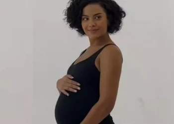 A enfermeira revela a Fátima que o bebê conseguiu sobreviver ao impacto da queda, e ela se revolta: “Como assim está tudo bem?”