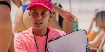 Raquel (Taís Araújo) vende sanduíches na praia em Vale Tudo (Foto: Reprodução/TV Globo)