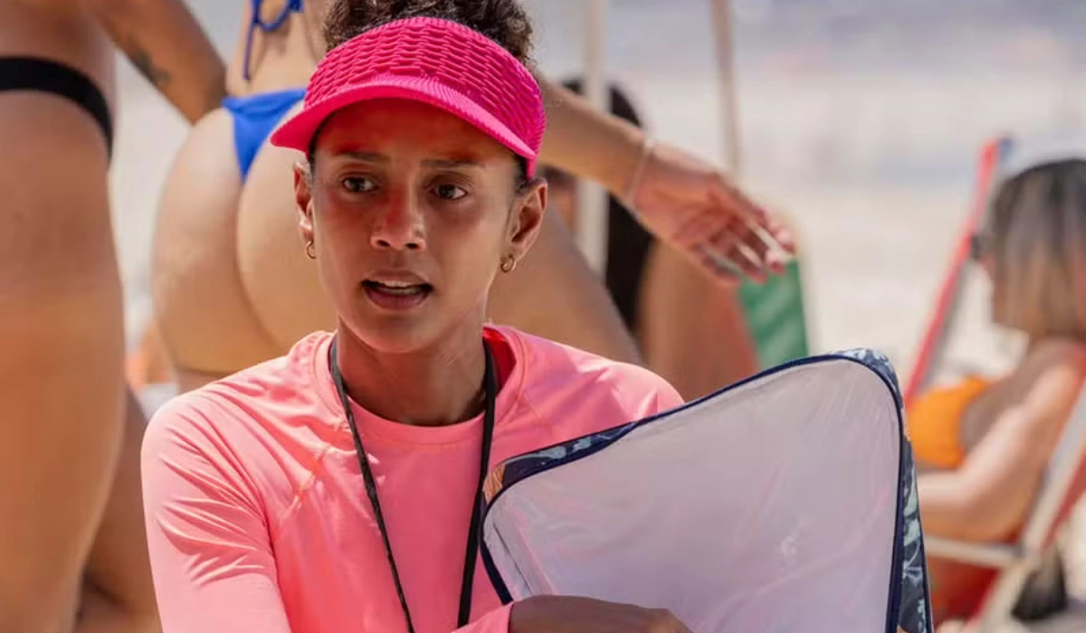 Raquel (Taís Araújo) vende sanduíches na praia em Vale Tudo (Foto: Reprodução/TV Globo)