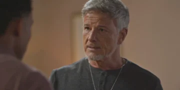 Jaques (Marcello Novaes) e Samuel (Juan Paiva) em Dona de Mim (Foto: Reprodução/TV Globo)