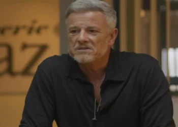 Jaques fuça o antigo armário de Abel, encontra um envelope secreto escondido há anos e fica destruído por dentro: “Me usou”