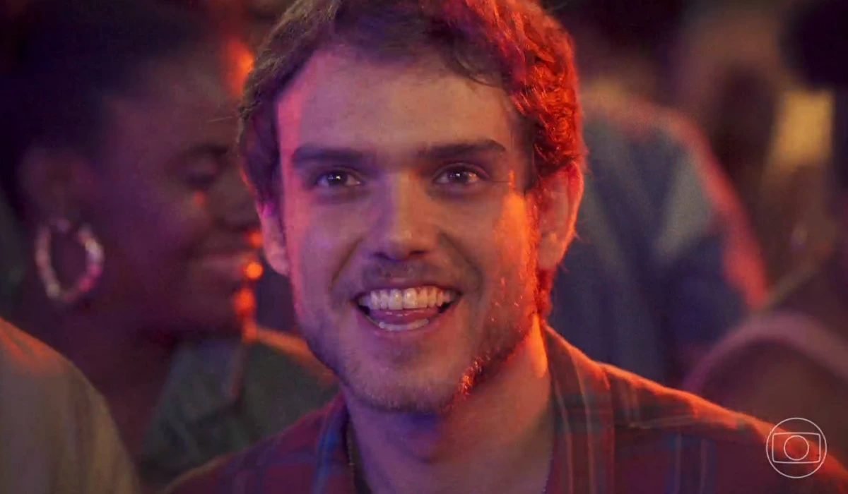 Matheus Polis interpretou Theo na fase jovem em Vai na Fé (Foto: Reprodução/TV Globo)