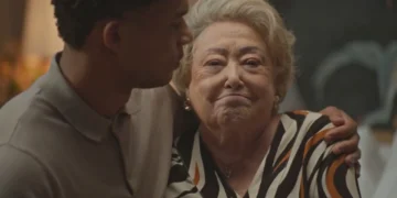 Rosa (Suely Franco) e Samuel (Juan Paiva) em Dona de Mim (Foto: Reprodução/TV Globo)