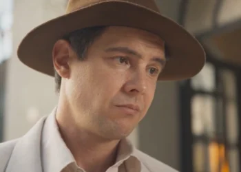 Candinho (Sergio Guizé) em Êta Mundo Melhor (Foto: Reprodução/TV Globo)