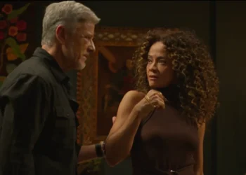 Tânia serve comida duvidosa para Jaques, mas o vilão percebe a armadilha e troca os pratos: “Temperinho especial”