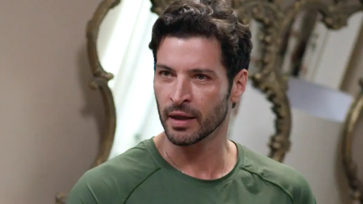 Walter, vestindo uma camisa verde, em cena de Vale Tudo.