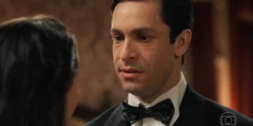 Celso (Rainer Cadete) rompe com Estela (Larissa Manoela) em Êta Mundo Melhor (Foto: Reprodução/TV Globo)