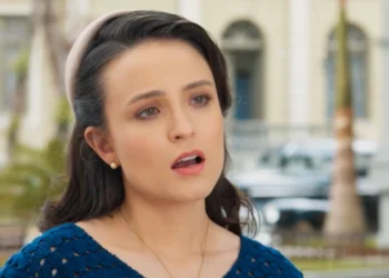Estela (Larissa Manoela) em Êta Mundo Melhor (Foto: Reprodução/TV Globo)