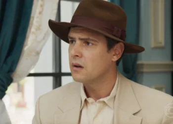 Candinho (Sergio Guizé) em Êta Mundo Melhor (Foto: Reprodução/TV Globo)