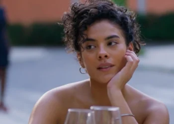 Maria de Fátima (Bella Campos) chantageia Odete (Debora Bloch) em Vale Tudo (Foto: Reprodução/TV Globo)