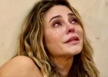 Final de Vale Tudo: Presa pela morte de Odete, Heleninha sofre na cela com a solidão, e Renato tenta ajudá-la