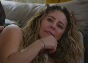 Vale Tudo: A mando de Fátima, empregada dos Roitman dopa Heleninha, que não consegue acordar