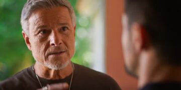 Jaques (Marcello Novaes) tem embate com Danilo (Felipe Simas) em Dona de Mim (Foto: Reprodução/TV Globo)