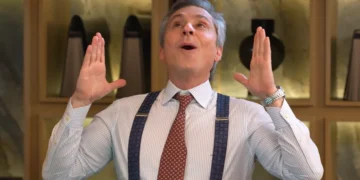 Marco Aurélio, feliz, com as mãos levantadas para o alto em cena de Vale Tudo.