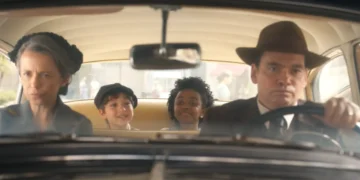 Marilda, Samir, Jasmin e Aderbal dentro de um carro em cena de Êta Mundo Melhor!