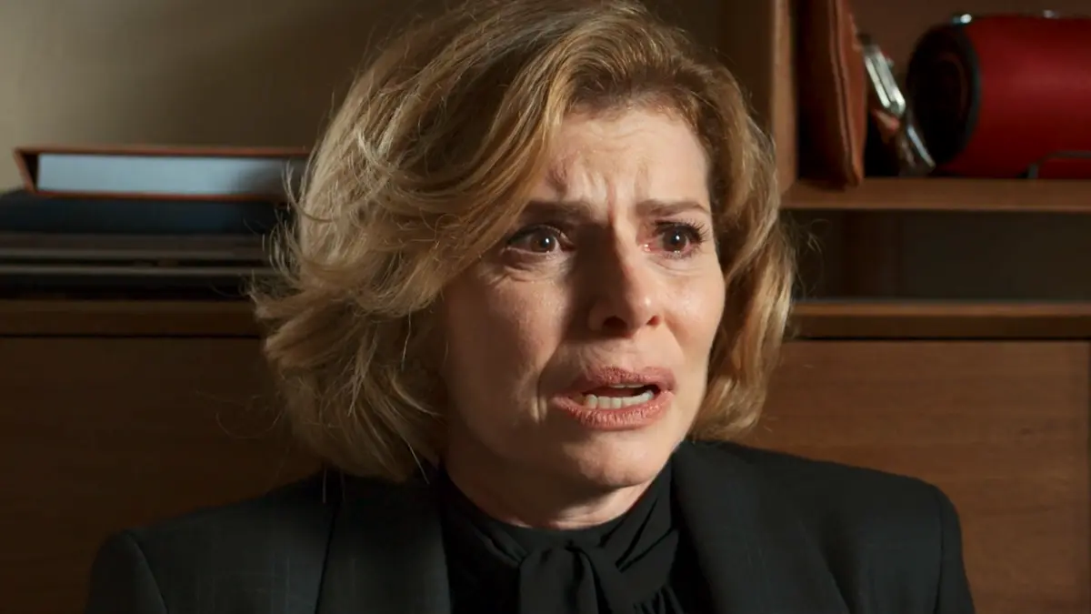 Odete com semblante de susto em cena de Vale Tudo.